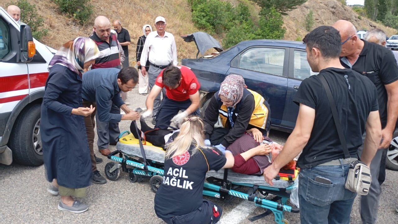 Gümüşhane’de kontrolden çıkan otomobil metrelerce sürüklendi: 4 yaralı