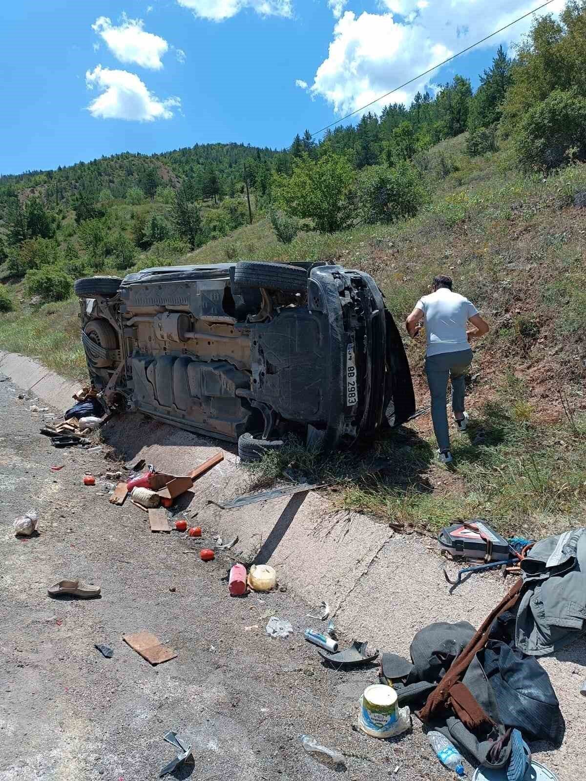 Hafif ticari araç menfeze çarpıp takla attı: 3 yaralı
