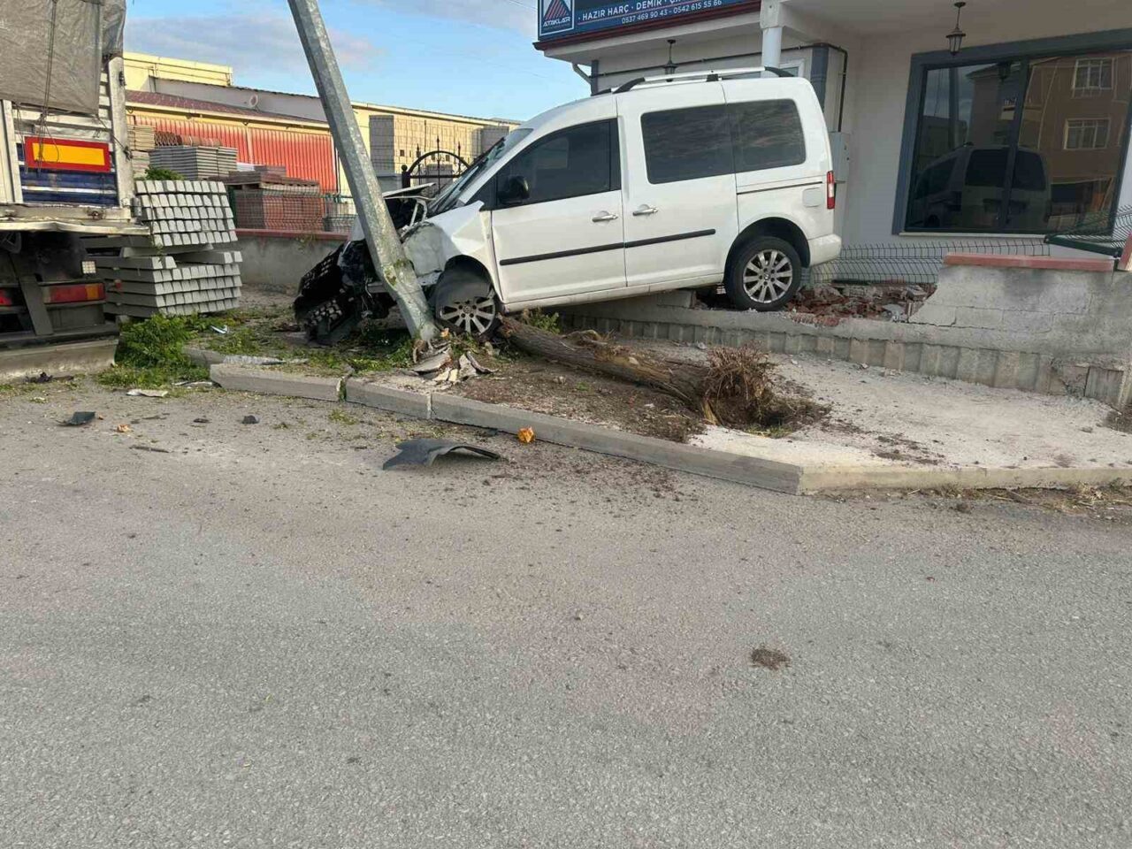 Hafif ticari araç önce ağaca, ardından direğe çarptı: 1 yaralı