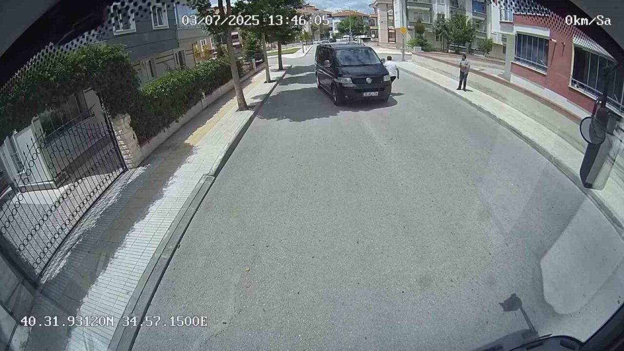 Halk otobüsü şoförünün dikkati kazayı önledi: O anlar kamerada
