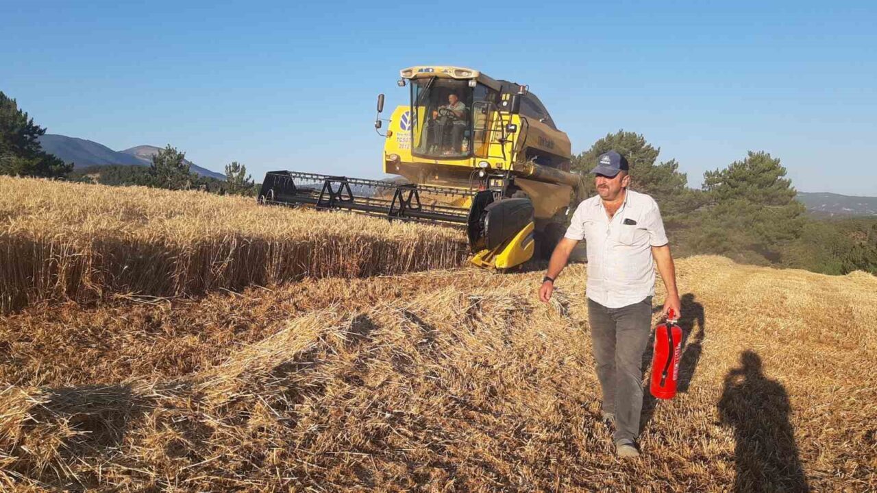 Hasat esnasında tam teçhizat bekliyorlar: Köylülerden yangın önlemi