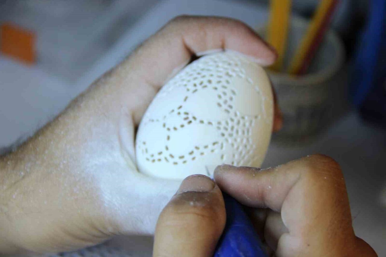 Hobi olarak başladı, yumurtanın kabuğuna sanat nakşediyor