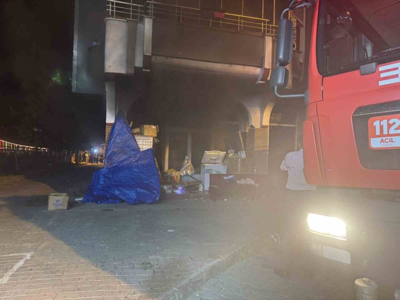 İş yerinde yangın paniği: Dumanlar apartmanı sardı