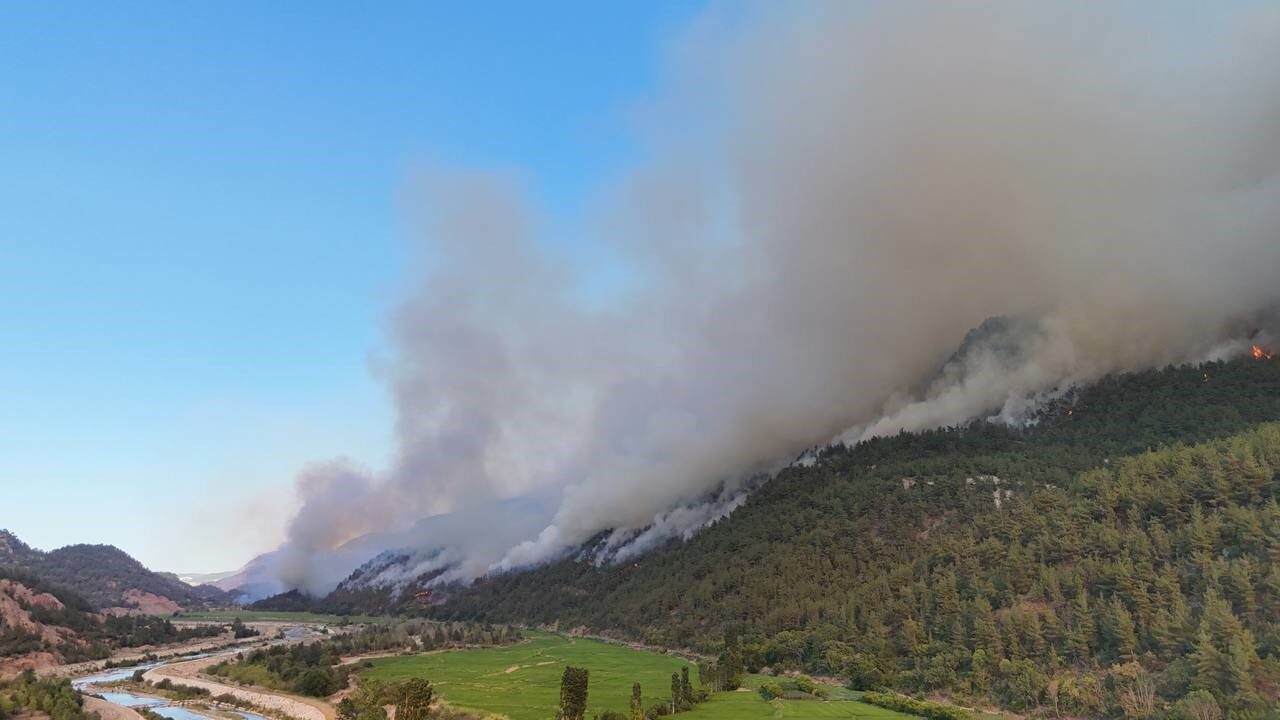 Karabük’te orman yangını 78. saatinde: Sarp arazide helikopterle müdahale sürüyor