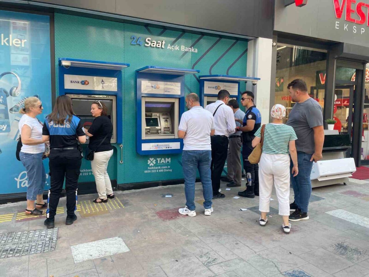 Karabük’te polisler, vatandaşları telefon dolandırıcılığına karşı bilgilendiriyor