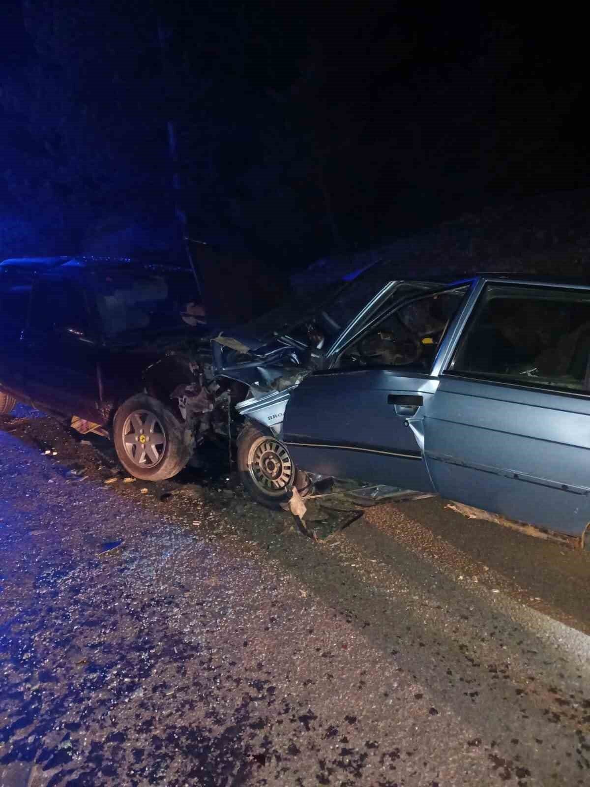Kastamonu’da iki otomobil kafa kafaya çarpıştı: 3 yaralı