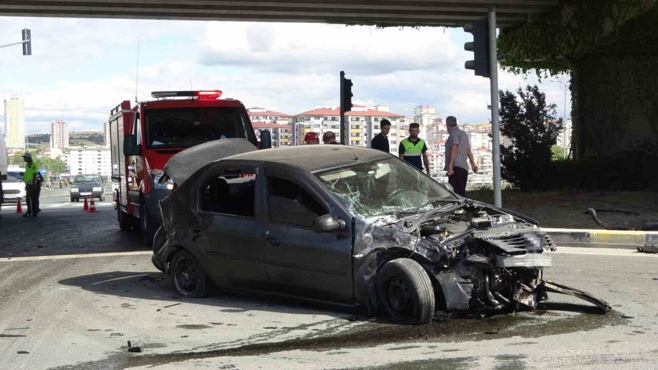 Kastamonu’da minibüs ile otomobil çarpıştı: 4 yaralı