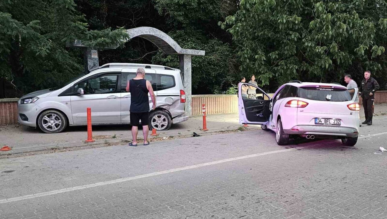 Kastamonu’da otomobil park halindeki araca çarptı: 2 yaralı