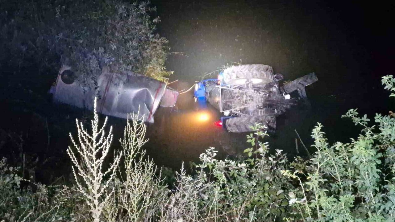 Kastamonu’da traktör ırmağa devrildi, sürücüsü yaralandı