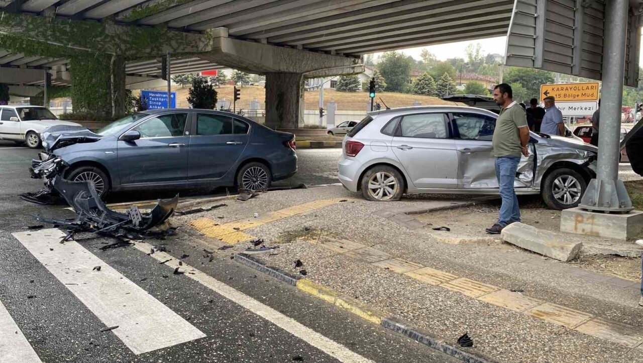 Kastamonu’da üç araç birbirine girdi: 5 yaralı