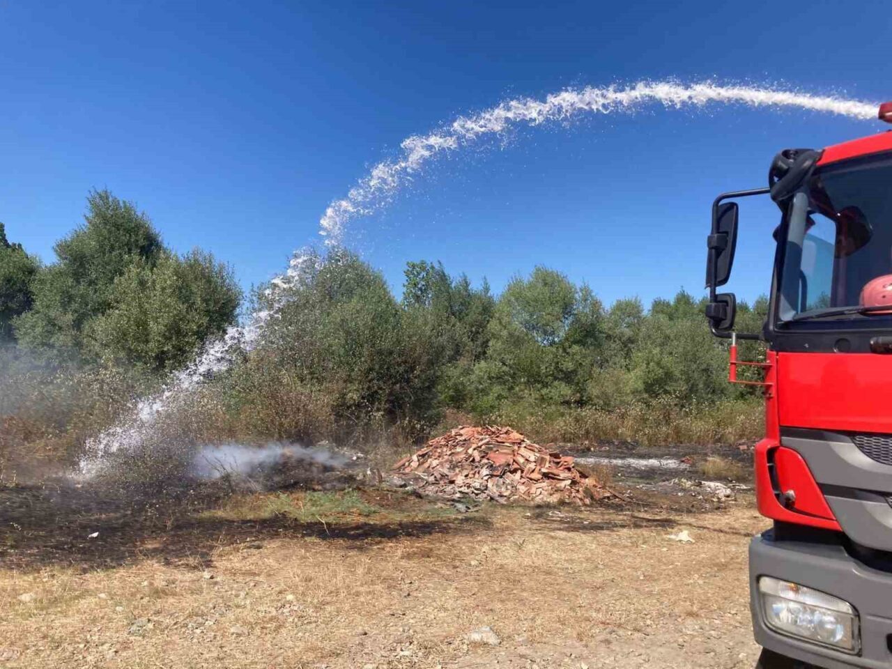 Kavak’ta ot yangını korkuttu