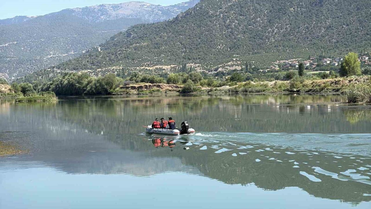 Kelkit Çayı’nda kaybolan genç kızı arama çalışmaları sürüyor
