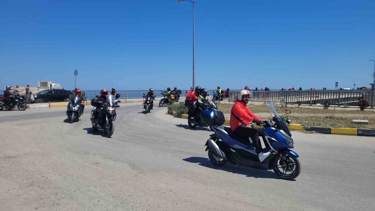 Kurtuluş Savaşı’nda cephanenin taşındığı İstiklal Yolu’nu motorlarıyla geçtiler