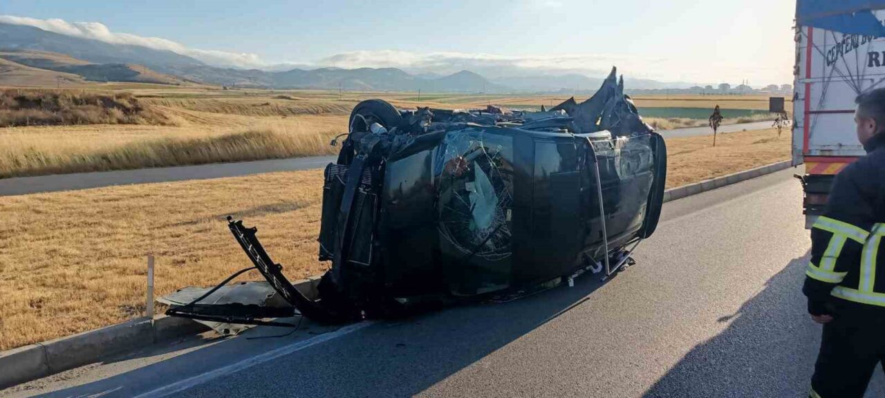 Merzifon’da traktör ve araç çarpıştı: 1 ölü, 4 yaralı