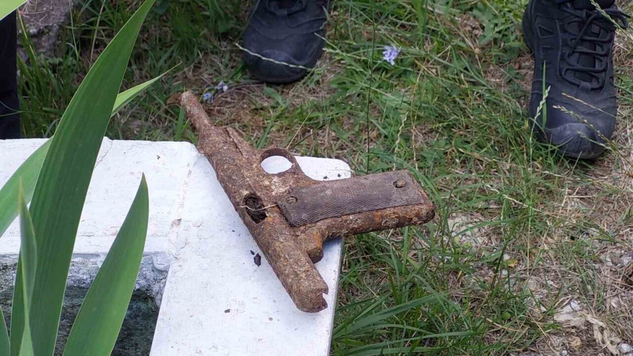 Mezarlıktan silah çıktı