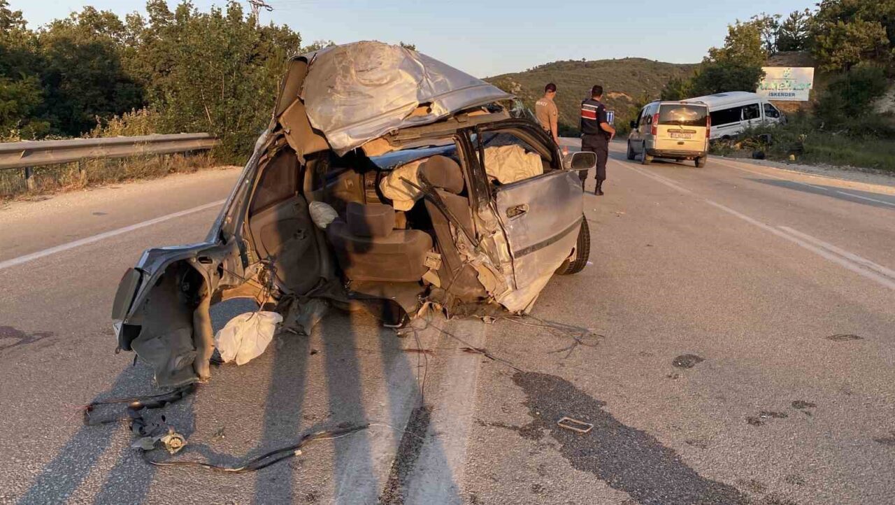 Minibüsle çarpışan otomobil ikiye bölündü: 11 yaralı