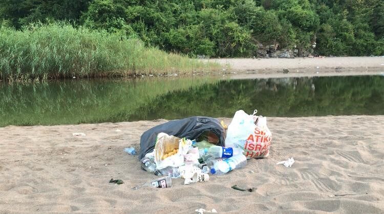 Mugada sahili çöplüğe döndü