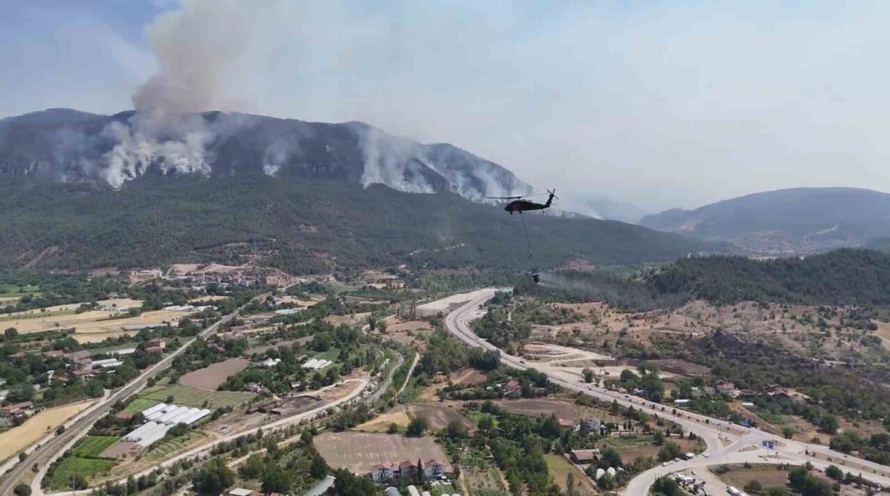 Orman yangınında engebe ve dağlık alanlarda dumanlar yükselmeye devam ediyor