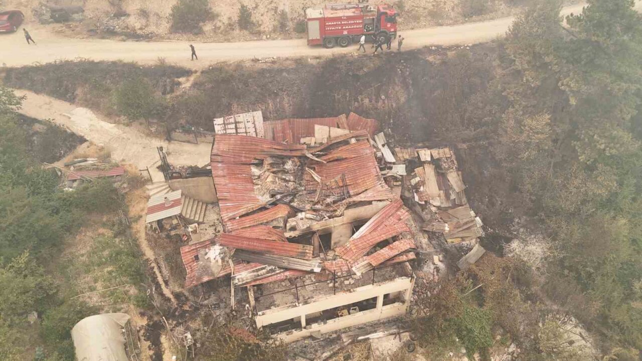 Orman yangınında zarar gören köydeki evler dron ile görüntülendi