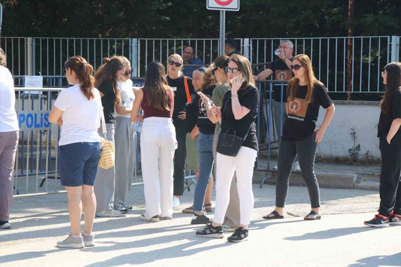 Otel faciasından eşi ve çocuğuyla birlikte kurtulan anne: "Hayatta olduğumuz için şükredemez haldeyiz"