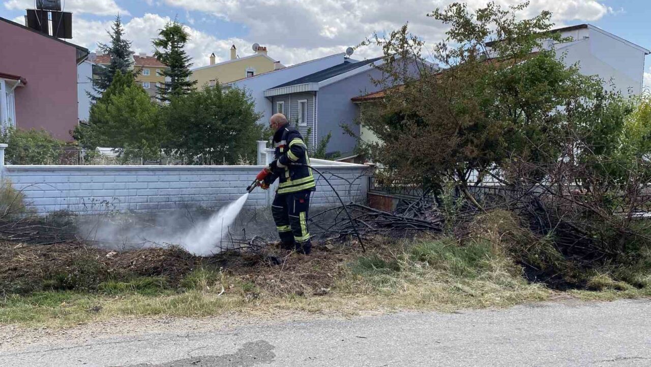 Otluk alanda çıkan yangın evlere sıçramadan kontrol altına alındı