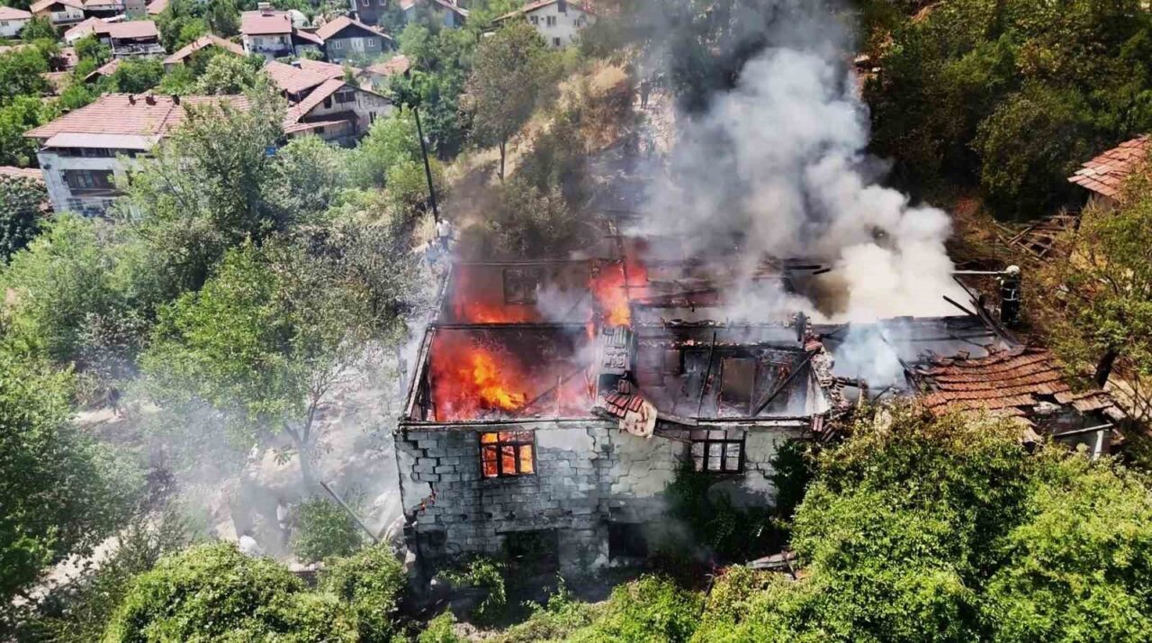 Otluk alanda sıçrayan yangın iki katlı evi kül etti