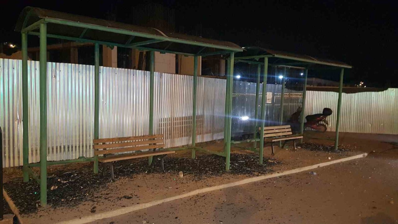 Otobüs durağının camlarını kıran şahıs kamerada