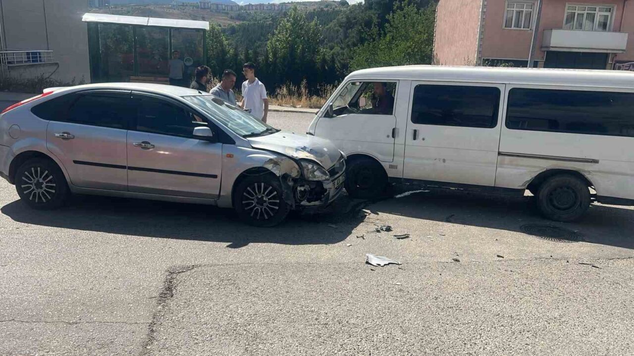 Otomobil ile panelvan minibüs çarpıştı: Kaza anı kamerada