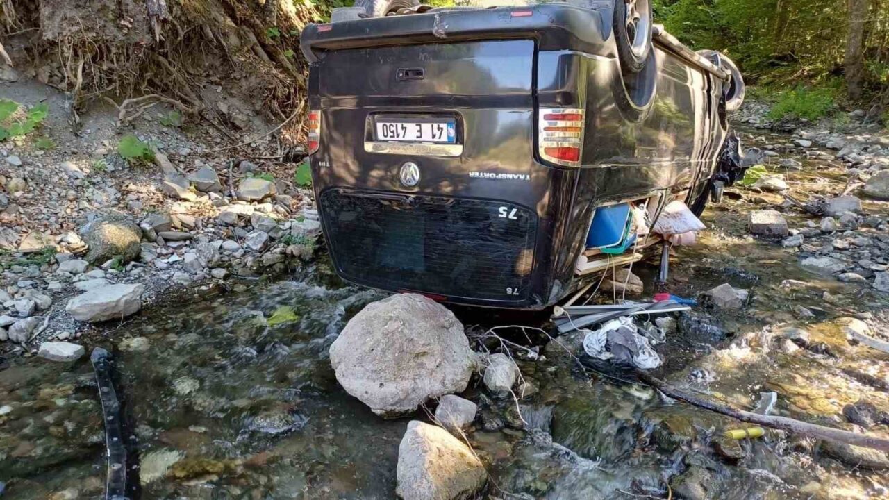 Panelvan araç dereye uçtu: Tatil için Bolu’ya gelen çift ölümden döndü