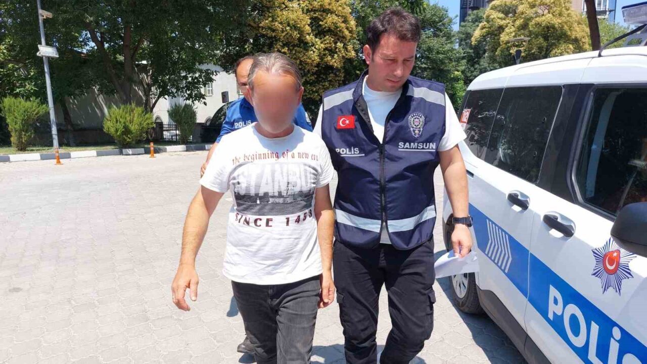 Park halindeki otomobilin üzerine battaniye örtüp ateşe verdi