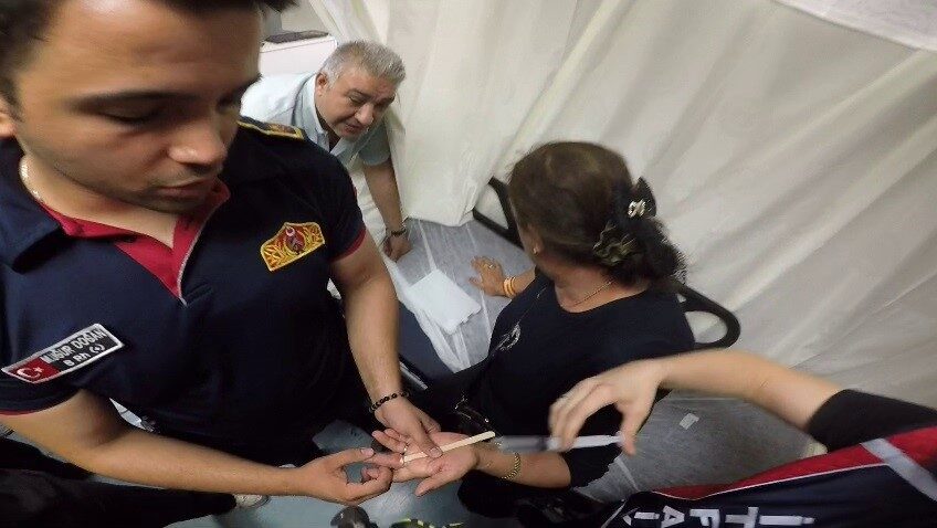 Parmağına sıkışan yüzük itfaiye ekiplerince çıkarıldı