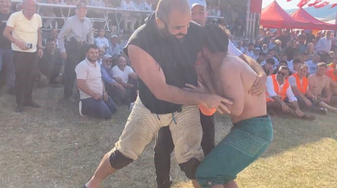 Pehlivan rakibini karıştırdı, er meydanı kahkahaya boğuldu