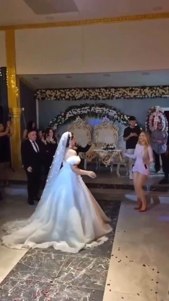 Rumen şarkıcı Otilia düğünde sahne aldı