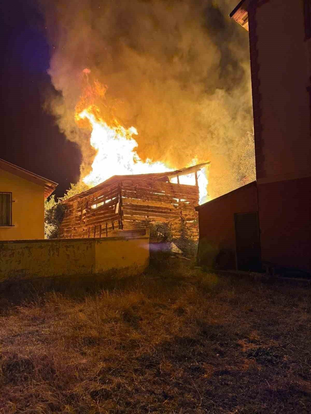 Samanlıkta çıkan yangın 3 eve sıçradı