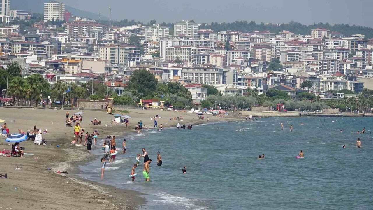 Samsun’da dalga yüksekliği 1 metreye yaklaşınca ‘denize girmeyin’ uyarısı geldi