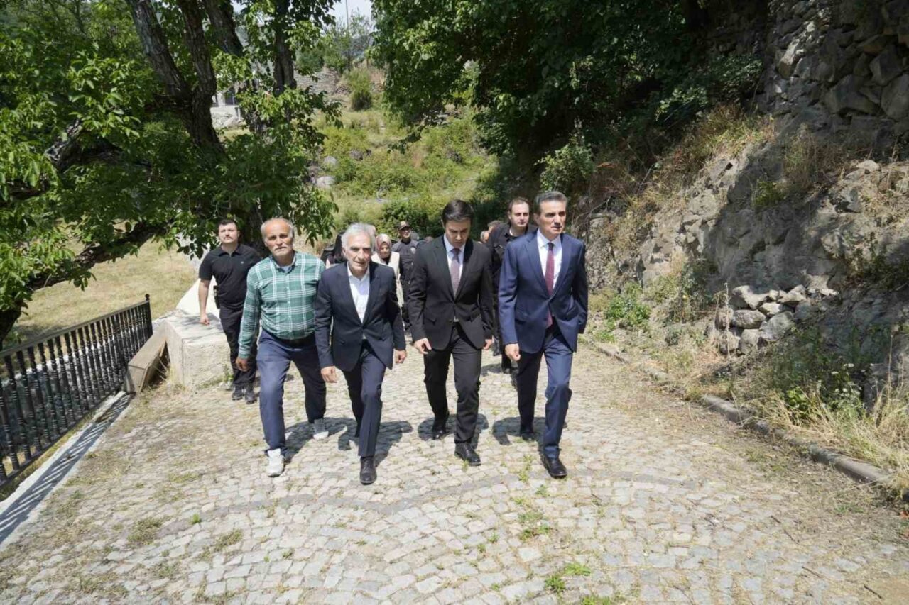 Şehit öğretmen Necmettin Yılmaz şehadetinin 8. yılında mezarı başında anıldı