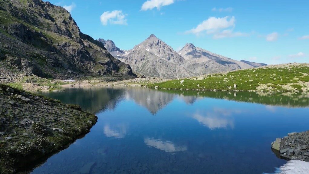 Sıcaklardan kaçıp Yusufeli’nin zirvelerinde serinliyorlar