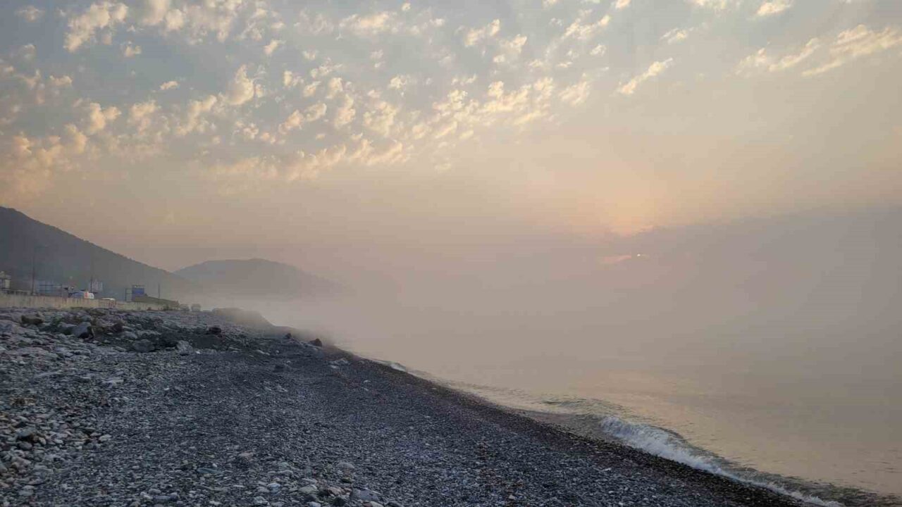 Sıcaklığı 15 dereceye düşen denizin üzerinde sis bulutu oluştu