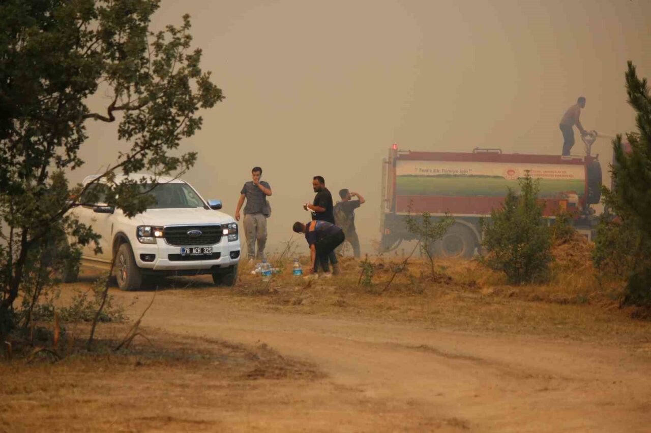 Şiddetli rüzgar alevleri yerleşim yerine yaklaştırmaya devam ediyor