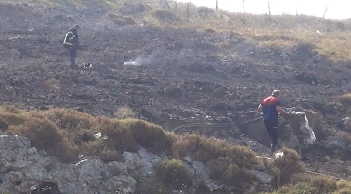 Sinop’ta çalılık alanda çıkan yangında kalan bir kadın, itfaiye ekiplerince kurtarıldı