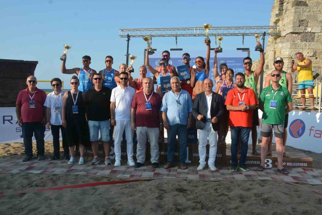 Sinop’ta plaj voleybolu turnuvası sona erdi