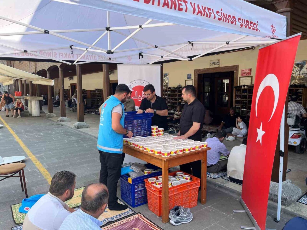 Sinop’ta vatandaşlara aşure ikramı