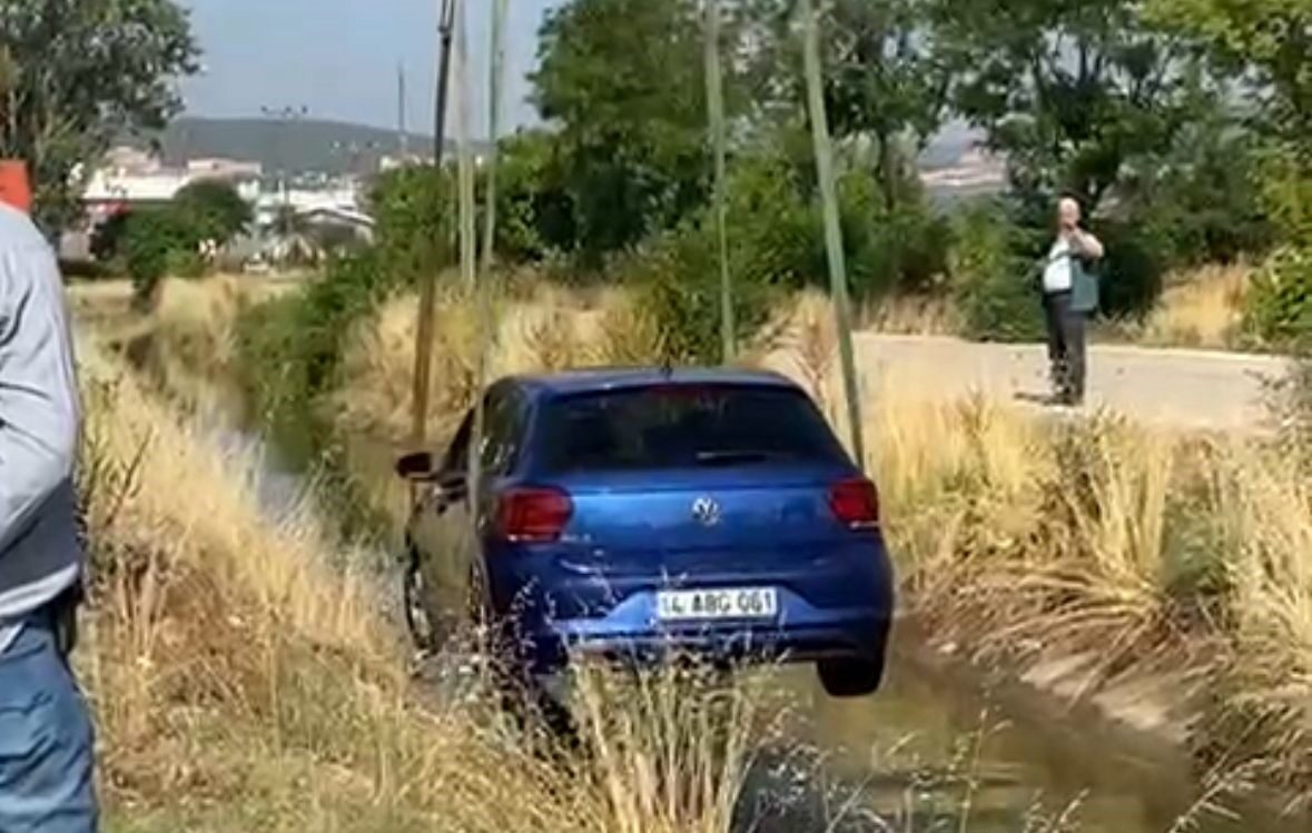 Sulama kanalına uçan otomobil, vinçle çıkarıldı