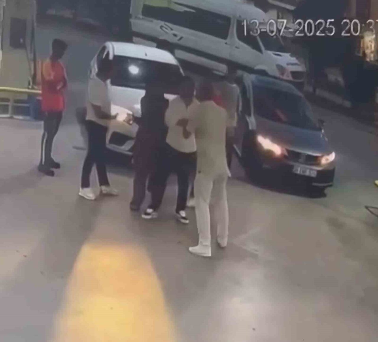 Sürücülerin şerit kavgası kanlı bitti: 1 yaralı