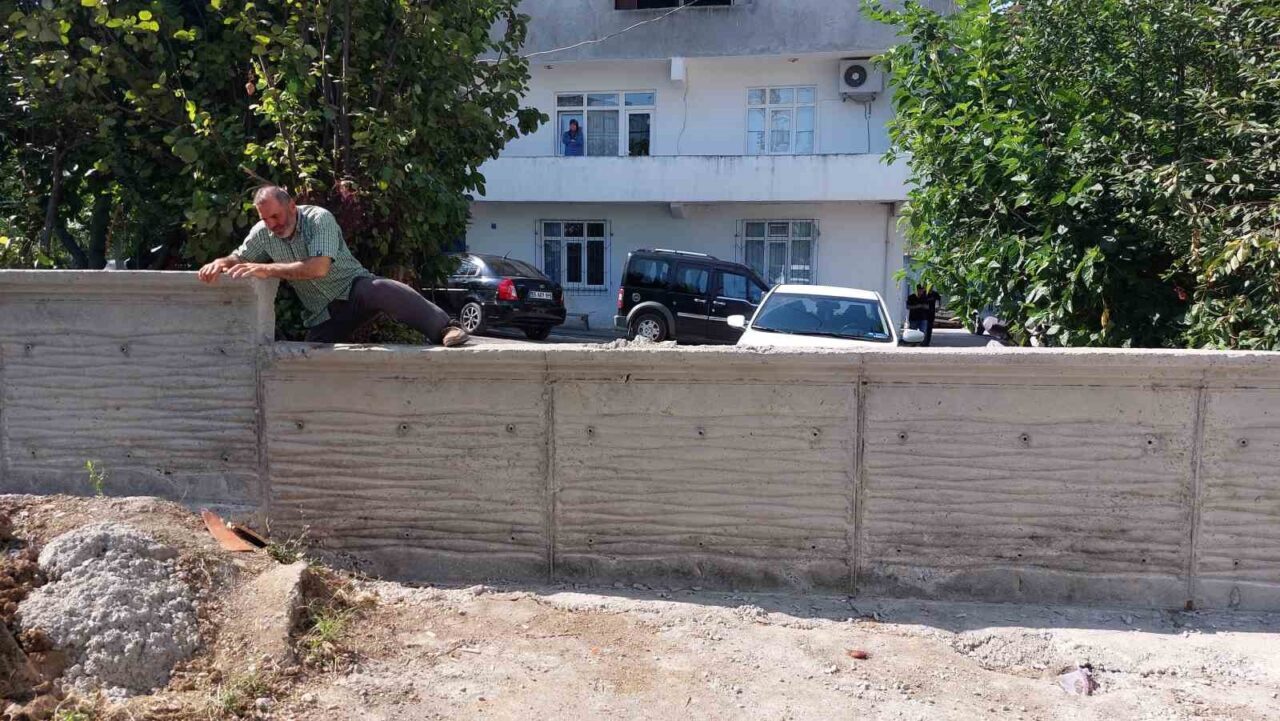"Tapulu arsam" diyen vatandaşın beton duvarla kapattığı yol iş makinesiyle açıldı
