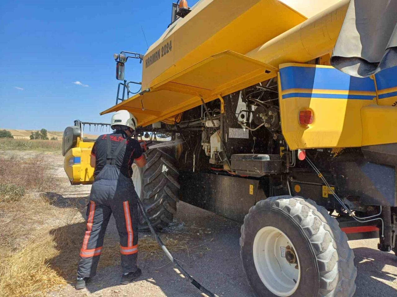 Tarlada çalışan biçerdöverde korkutan yangın