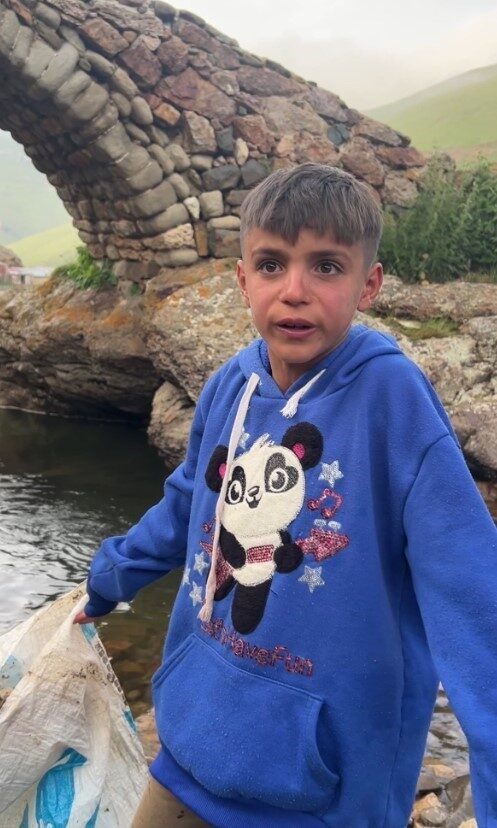 Taşköprü Yaylası’nda yaşayan küçük Mete’nin çöp isyanı sosyal medyada viral oldu