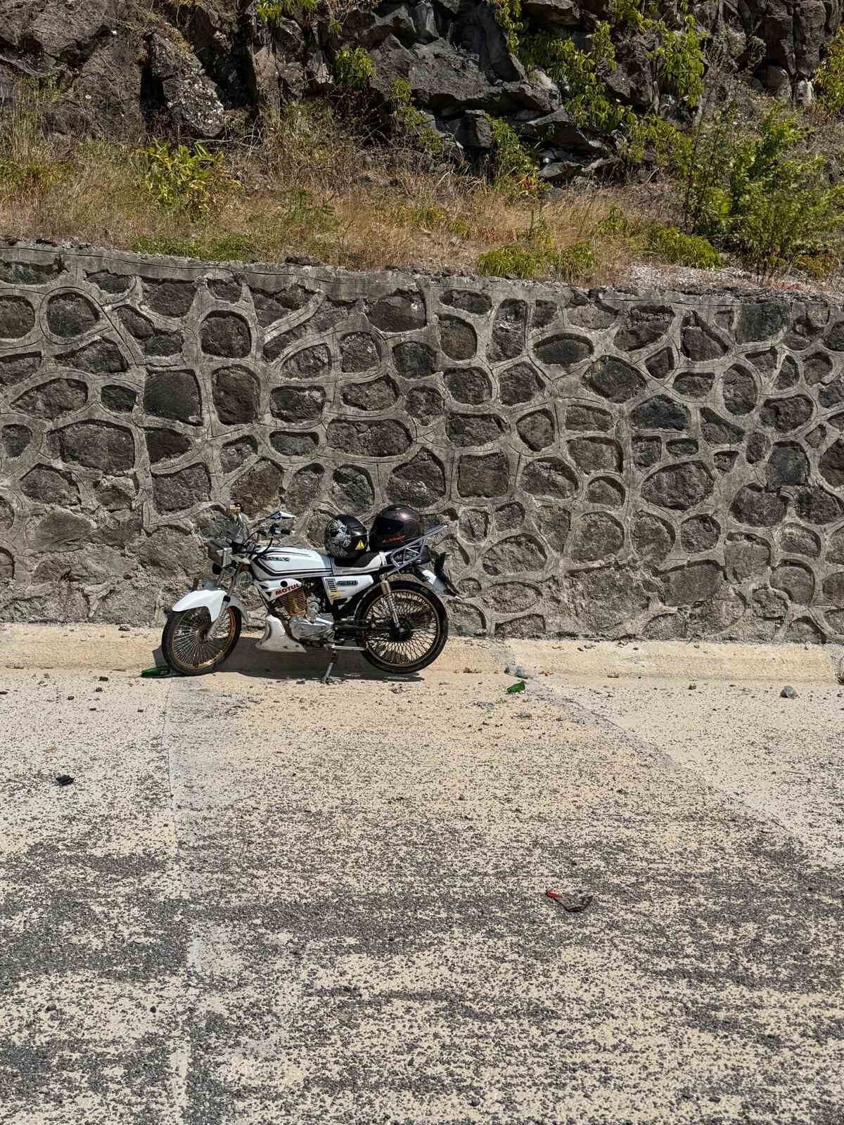 Tekeri patlayan motosiklet metrelerce sürüklendi