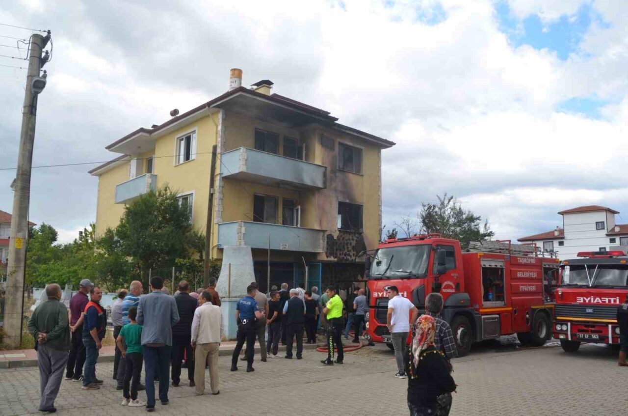 Televizyonun patlaması 3 katlı evi küle çevirdi