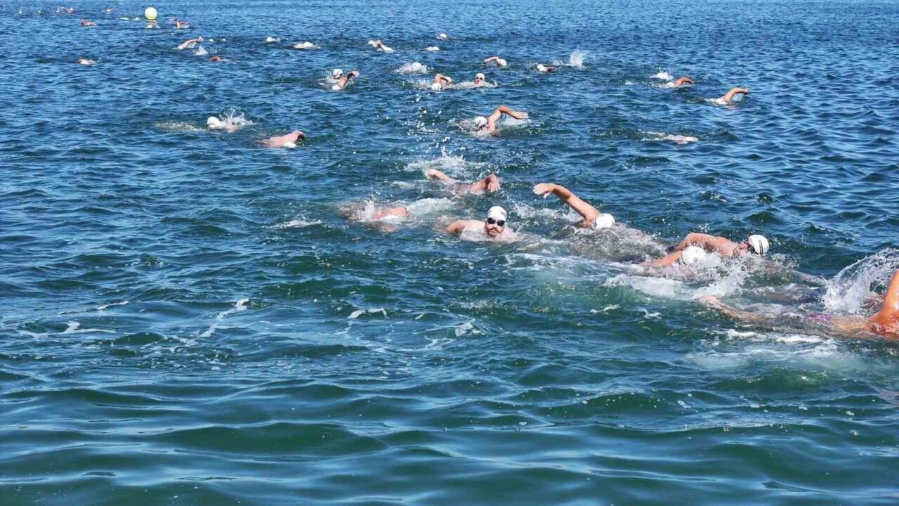 Terme’de açık su yüzme yarışması renkli görüntülere sahne oldu